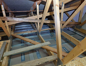 Zateplení stropu rodinného domu pomocí foukané izolace